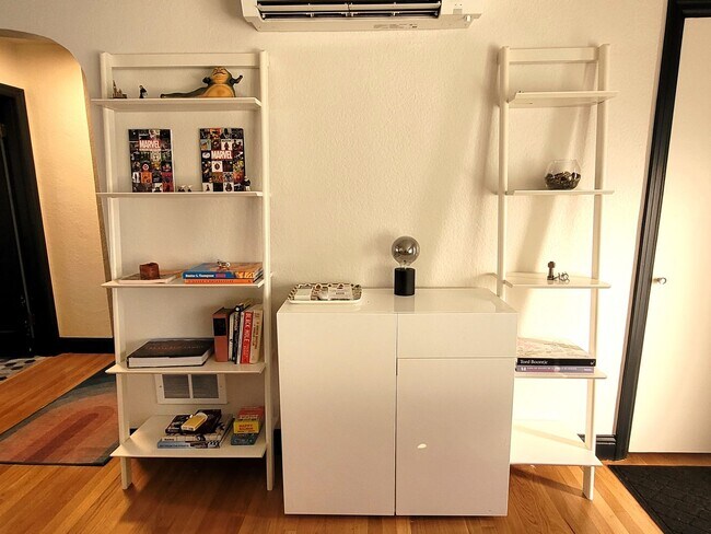 Building Photo - Charming Single-level Home, Fully Furnished + WIFI. Convenient NE Location! Pilot Butte, Downtown.