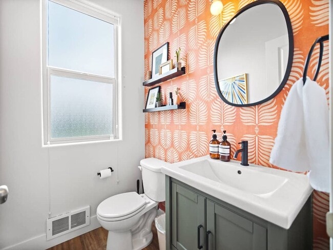 Building Photo - Beautiful Townhouse In Spokanes Kendall ya...