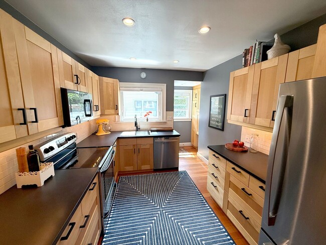Building Photo - Updated 4-Bedroom Home in the Heart of Loy...