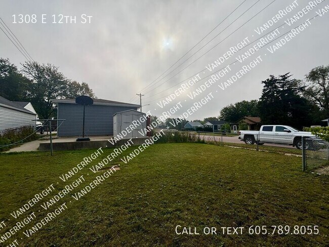 Building Photo - 1308 E 12th St