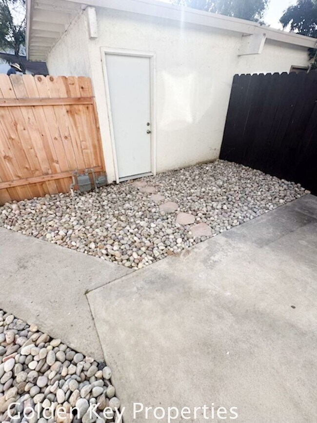 Building Photo - Remodeled condo in Bayshores in Oceanside!