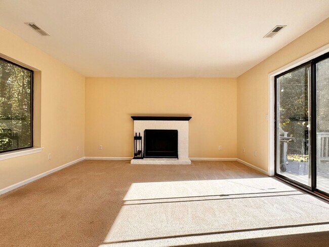 Building Photo - Close to UVA & Downtown-Don't miss this Mi...