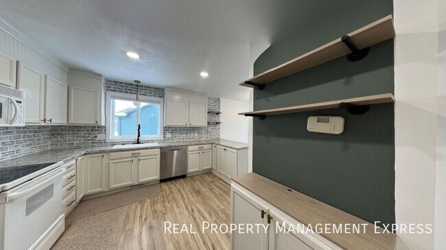 Building Photo - 6600 W 61st St