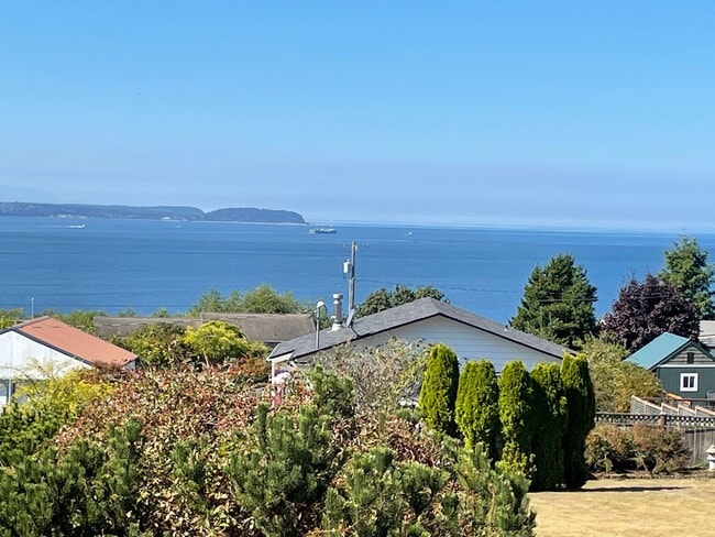 Building Photo - Lovely Mid-Island Home Available August 19th!