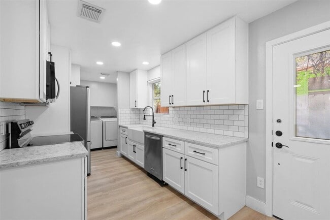Building Photo - 3107 E 13th St