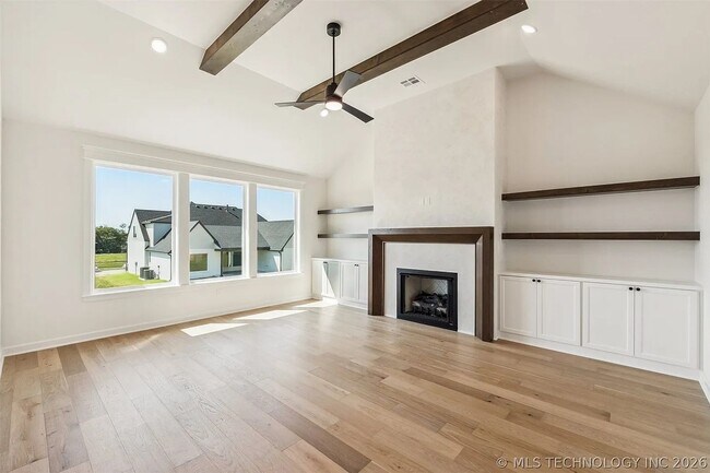 Building Photo - 5 Bed | 4 Bath House