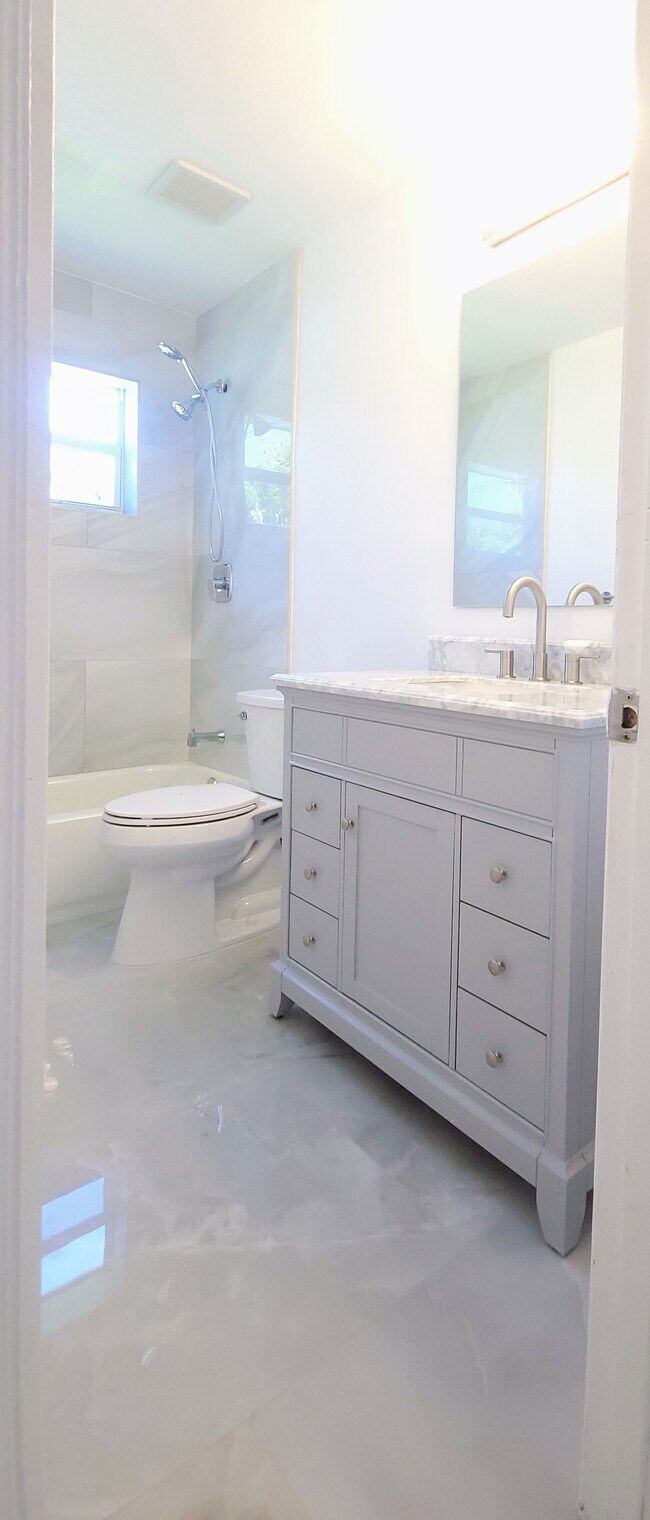 Building Photo - 1400 SE 8th Ave