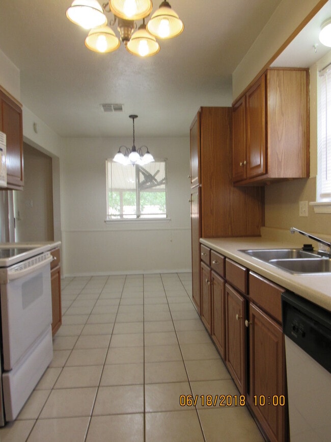 Building Photo - Great home located in Carriage Hills,