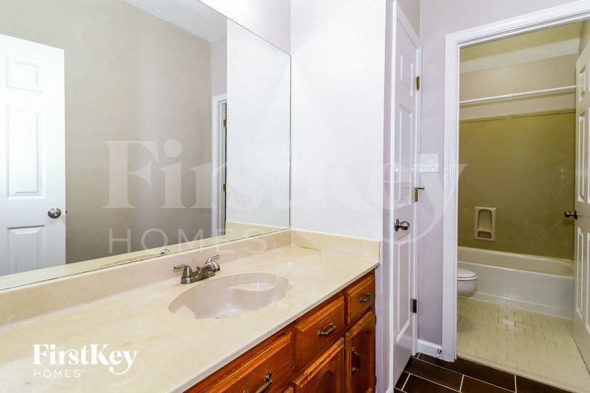 Building Photo - 3857 Oak Forest Dr