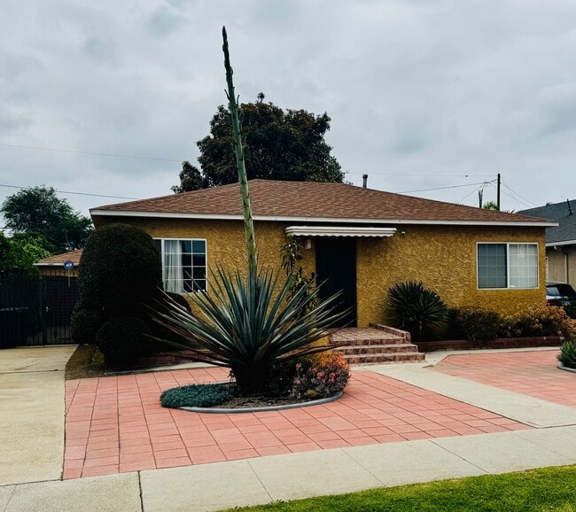 Building Photo - Spacious 2/2 Home for rent in Long Beach!