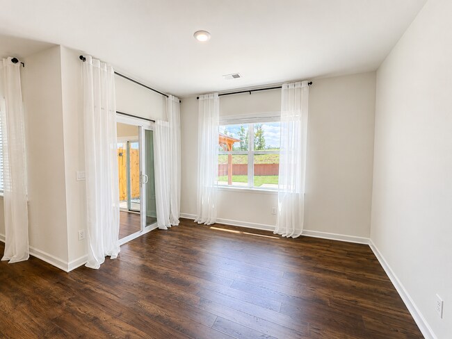 Building Photo - 676 Hollyrose Cir