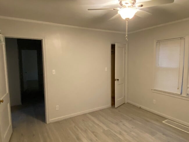 Building Photo - 1325 NE Englewood Rd