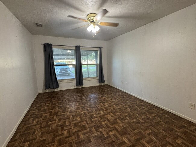 Building Photo - 3 bedroom 2 bath, great neighborhood! One ...