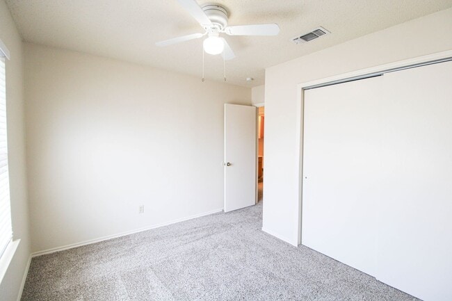 Building Photo - 949 Schertz Pkwy