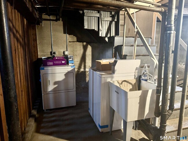 Building Photo - 953 West Blvd