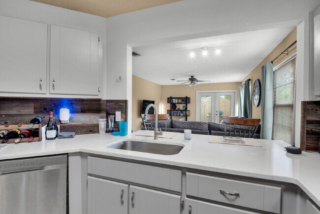 Building Photo - "Charming 3-Bed, 2-Bath Home in Mary Esthe...