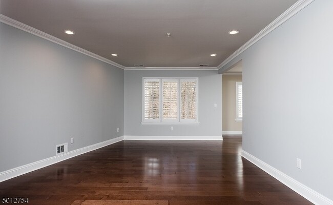 Building Photo - 255 Riveredge Dr