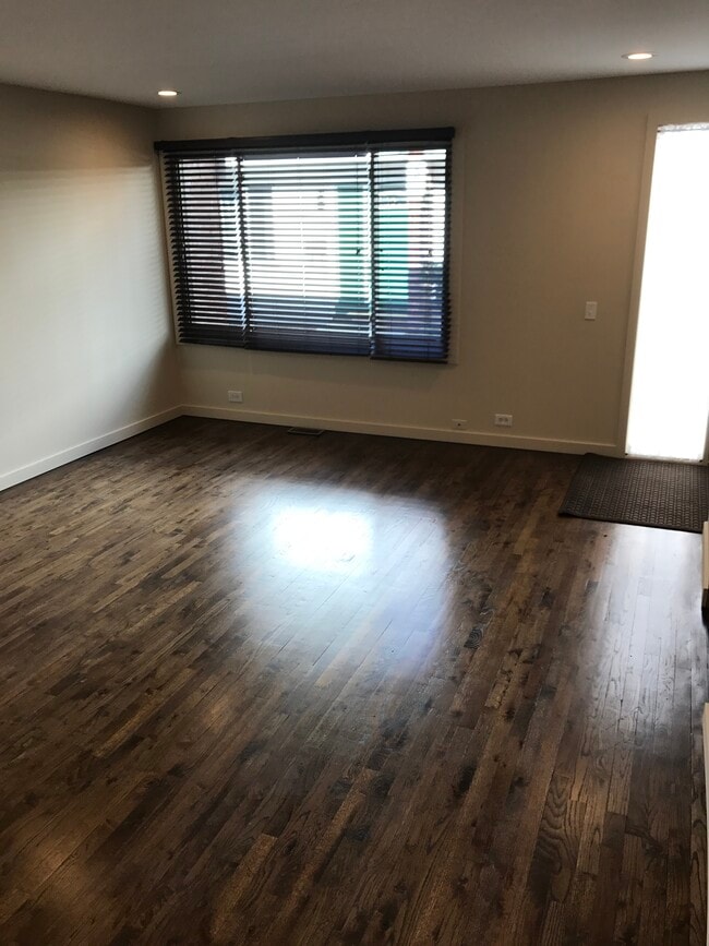 Building Photo - 811 S La Grange Rd