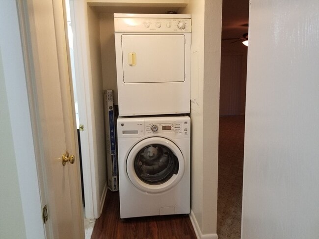 Building Photo - **Available NOW** 2 Bedroom/ 2 Bath Condo close to Truman and Coffee Bluff Marina- community Pool!