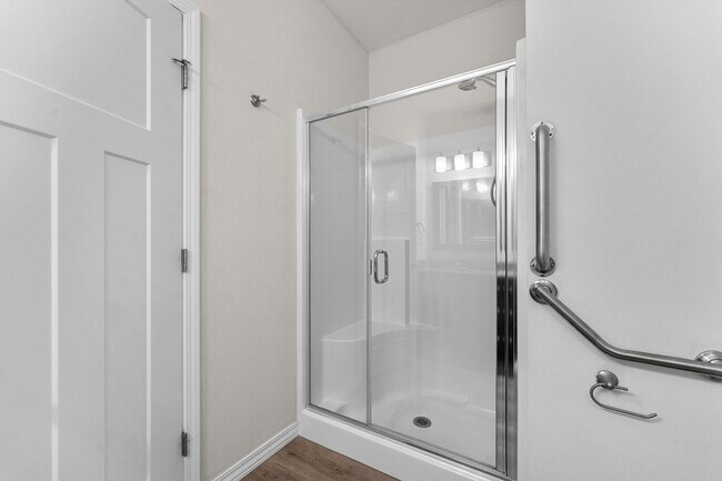 Building Photo - NEW LUXURY 3 BED 2 BATH 2 CAR GARAGE DUPLEX