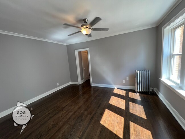 Building Photo - Remodeled East Albany Park Apts!