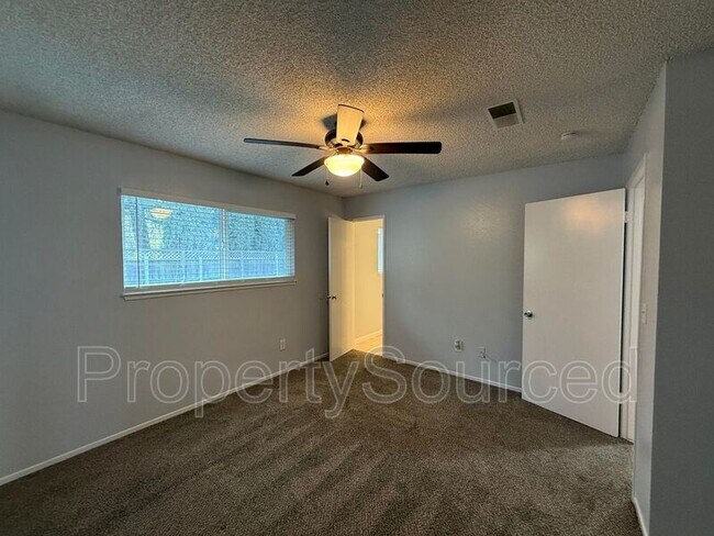 Building Photo - 1708 Applegate Dr