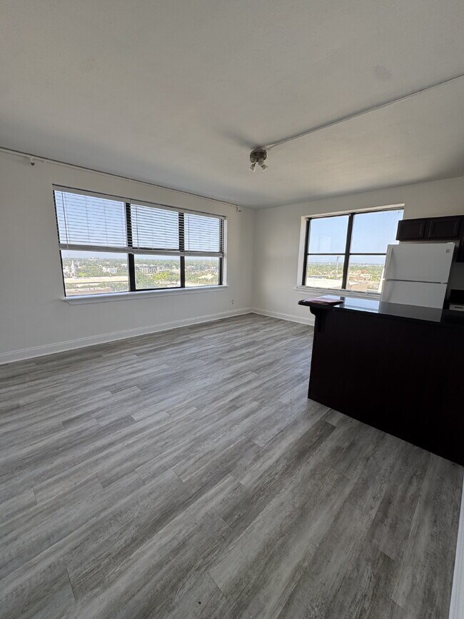 Building Photo - 1 Bedroom 1 bath with a view in downtown J...