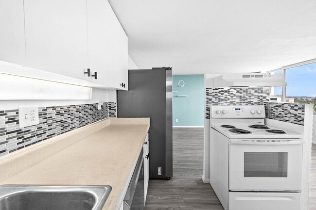 Building Photo - Welcome to your urban oasis!