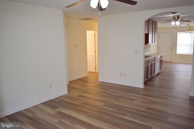 Building Photo - 2752 Roosevelt Dr