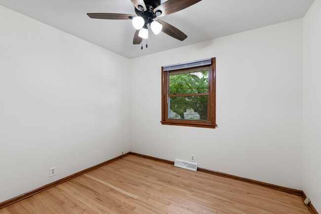 Bedroom - 2827 E Grange Ave