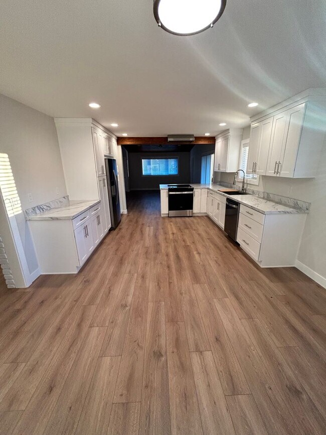 Building Photo - Rare 5-bedroom House with 1 Car Garage in ...