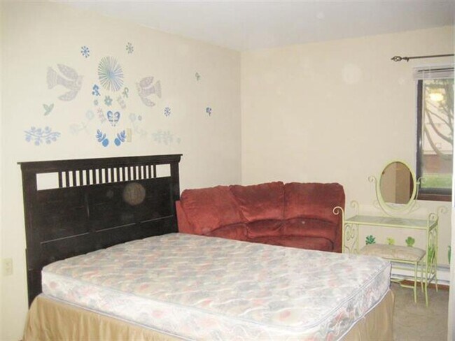 Building Photo - Spacious 2 bed 1 bathroom Condominium