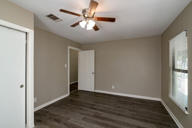 Building Photo - Cozy 3 bedroom, 1 bathroom home located in...