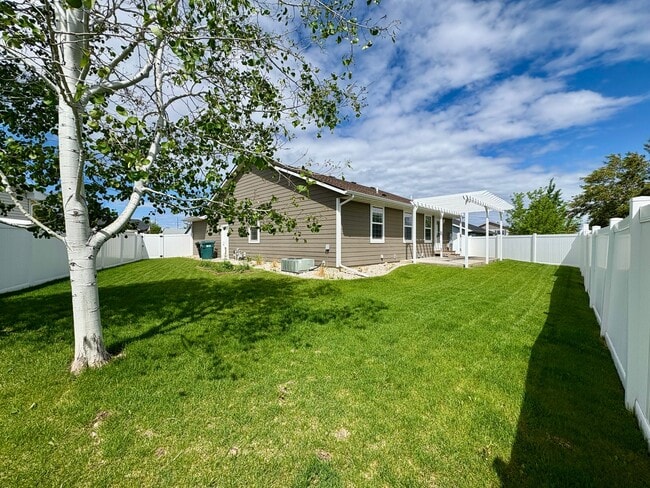 Building Photo - Beautiful 3 bedroom 2 bathroom home locate...