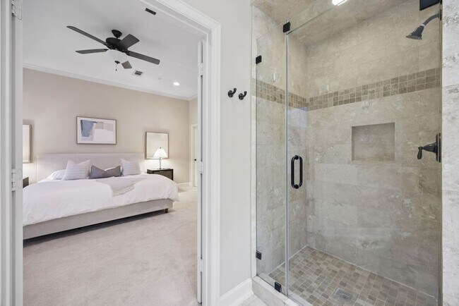 Building Photo - 5407 Lillian St