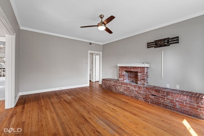 Building Photo - Check Out this 3 bed 2 bath!!