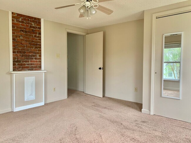 Building Photo - 802 N B St