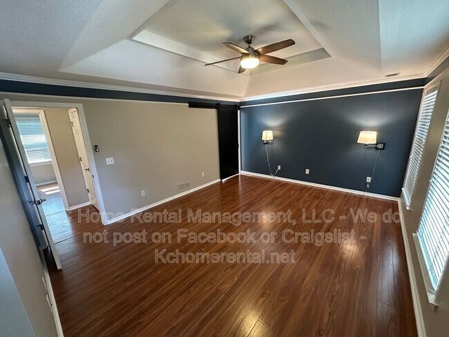Building Photo - 8022 Hall St