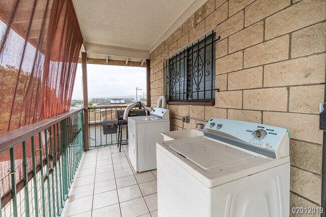 Building Photo - 3BR/2BA/2PKG(TANDEM) STREET LEVEL UNIT IN ...