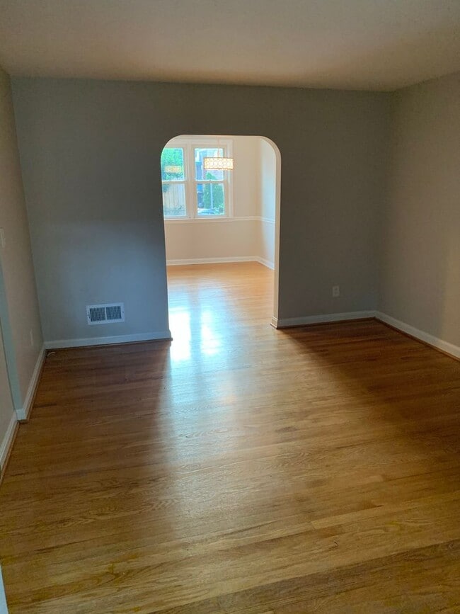Building Photo - Charming Trolley Area Brick Townhome