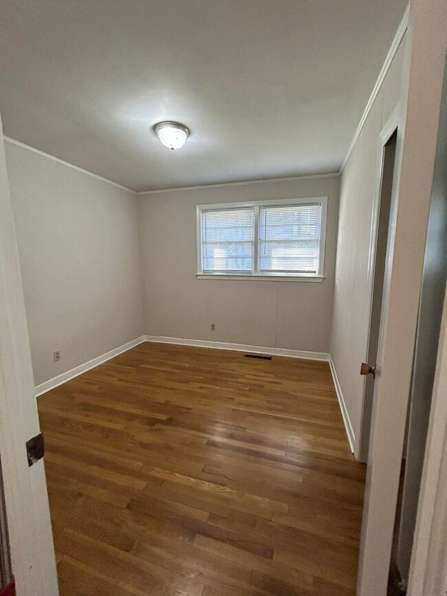 Building Photo - 523 Colonial Dr
