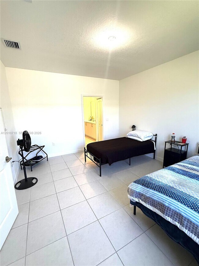 Building Photo - 4941 Oakmont Dr