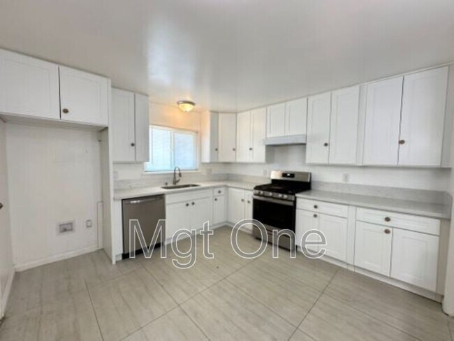 Primary Photo - 10539 Pendleton St