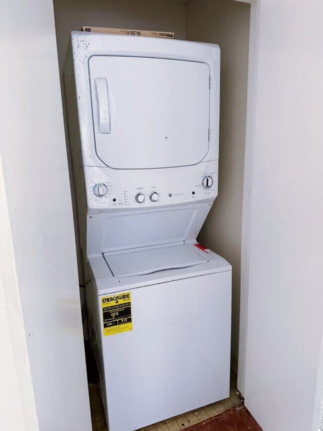 Building Photo - 2121 El Paseo St