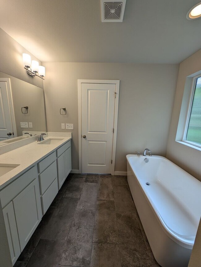 Building Photo - Pristine Bremerton 3 Bedroom Home AVAILABL...