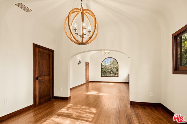Building Photo - 637 N Alta Vista Blvd