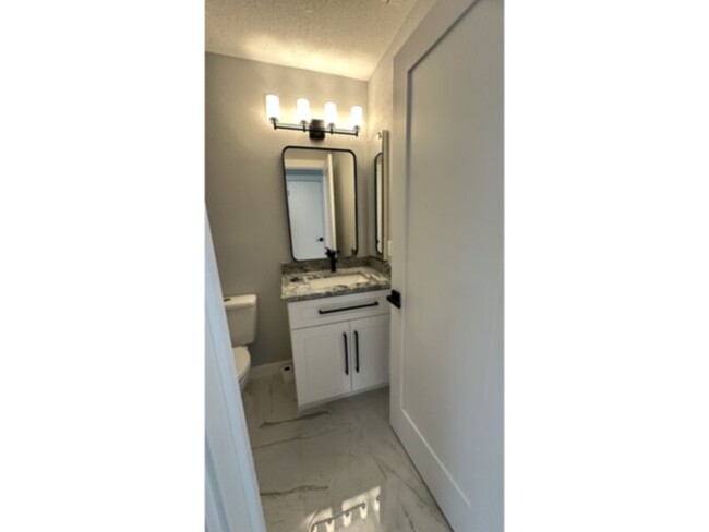 Building Photo - 2 bedroom 2 Bath Newly Upgraded! Available...