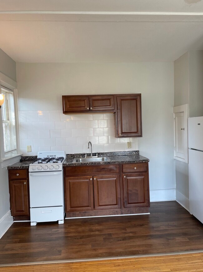 Building Photo - 185 Alexander St