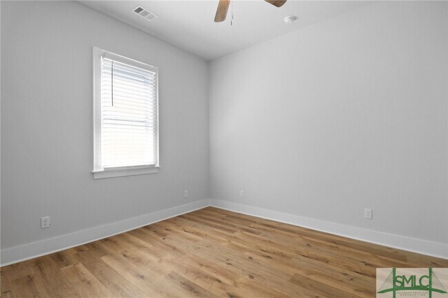 Building Photo - 826 W Victory Dr
