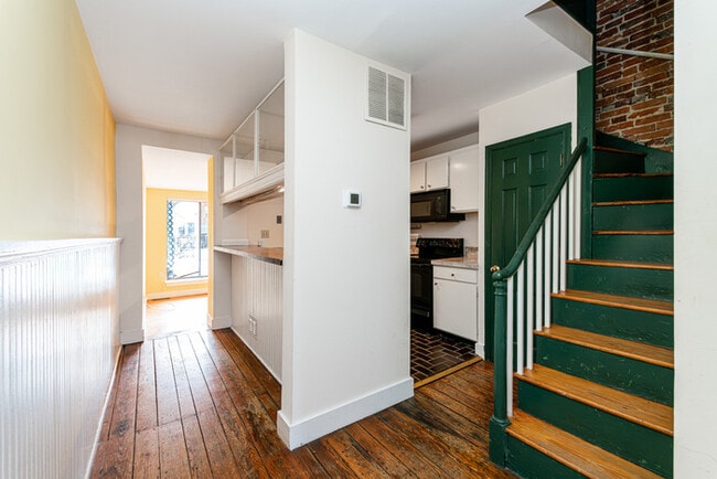 Building Photo - 3 Bedroom with Fenced in rear yard